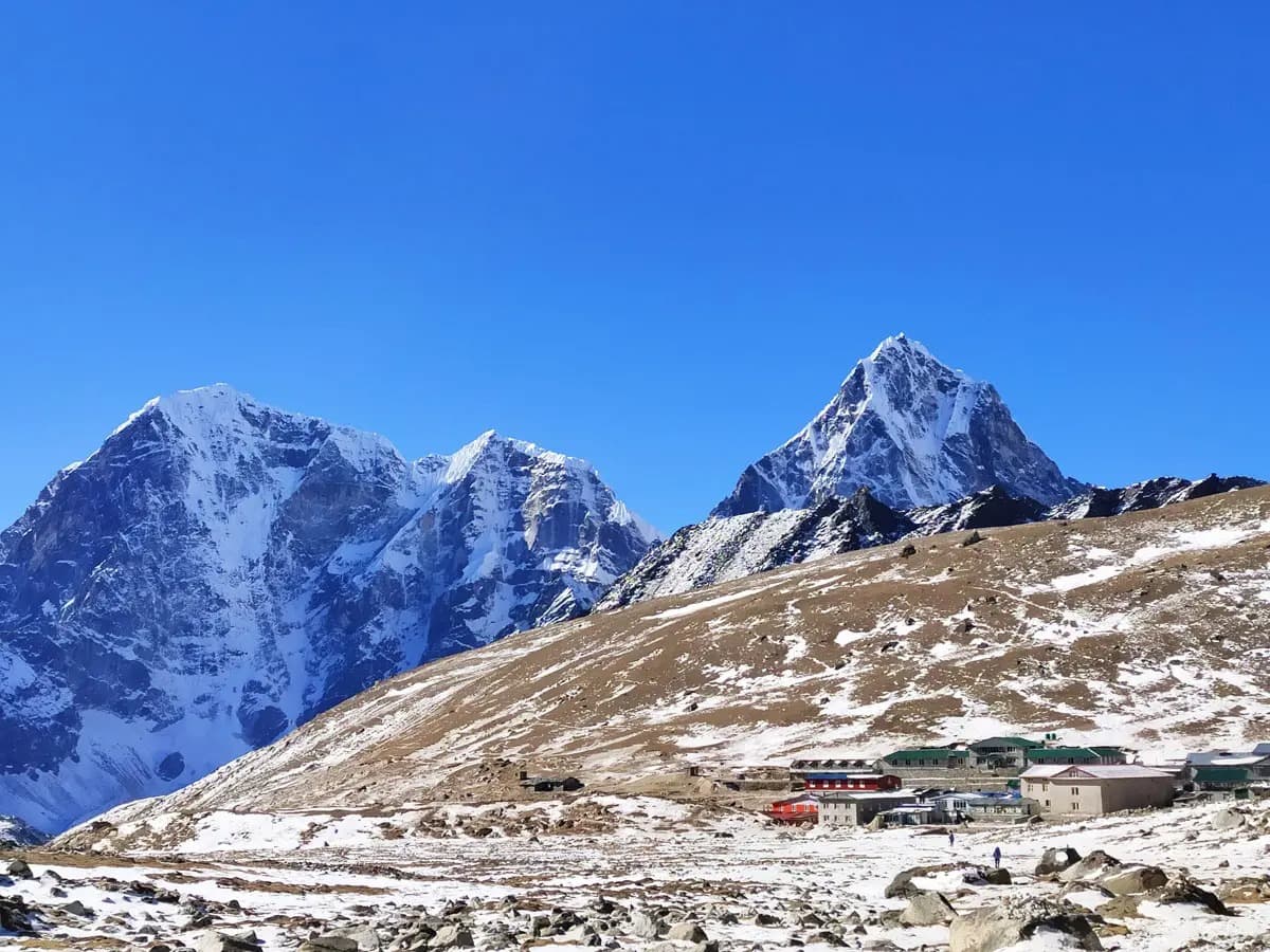 Memorial cairns on the Chukpi Lhara ridge above Thukla